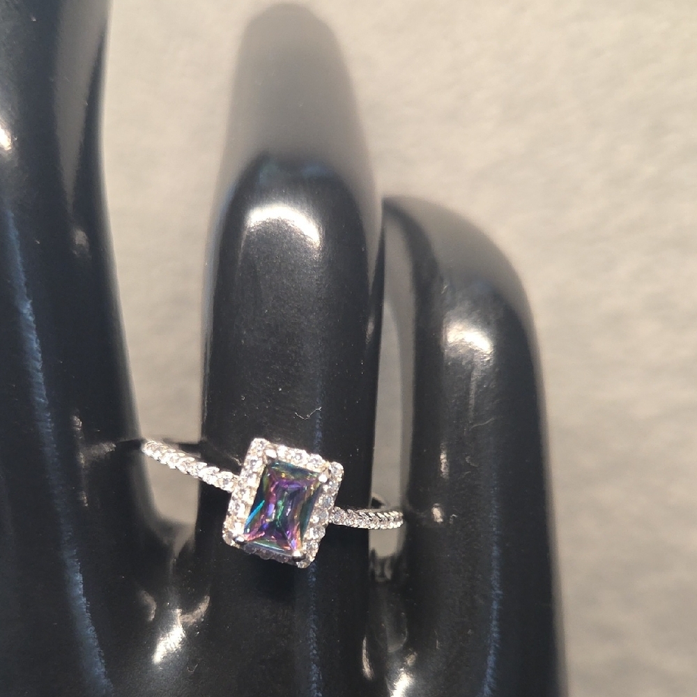 Elegant Silver Ring with Iridescent Stone